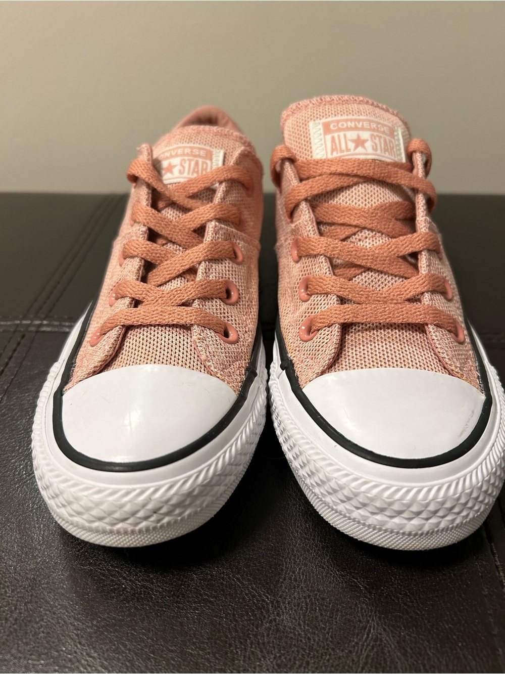 Womenโs Converse Low Top Sneakers in Dusty Pink Size 6